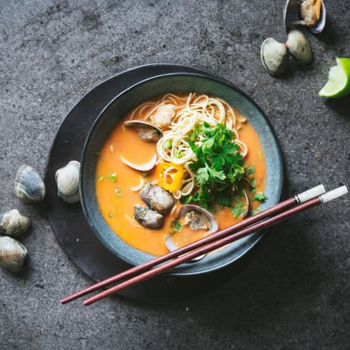 Sopa picante de tomate y almejas