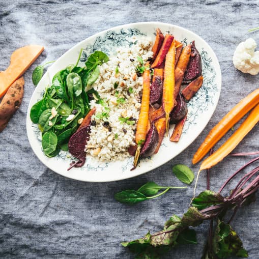 Verduras al curry con cuscus de coliflor y espinacas aliñadas