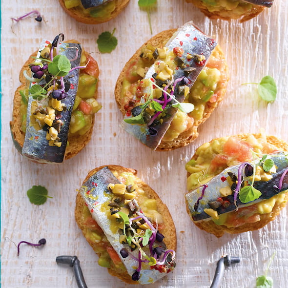 Tostas de sardinas sobre guacamole