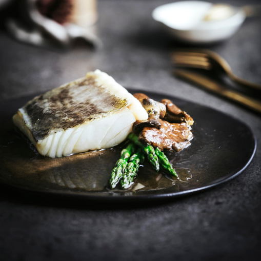 Filetes de ternera con salsa de mostaza y cogollos aliñados