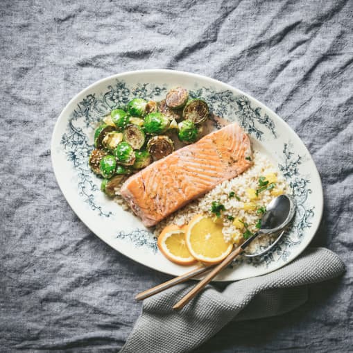 Salmón a la plancha con coles de bruselas y arroz con naranja y jengibre