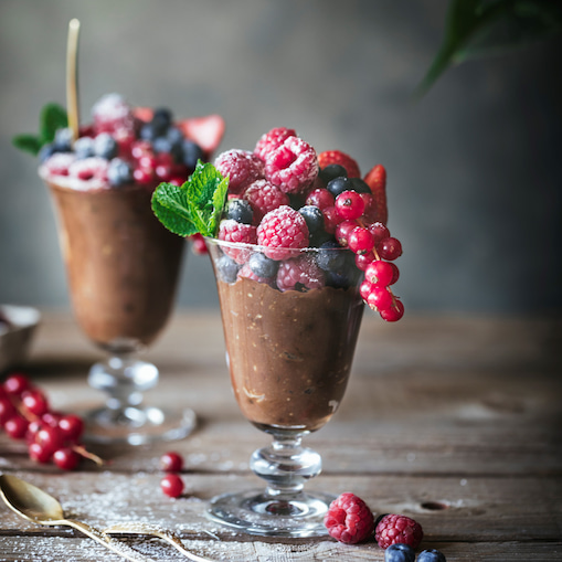 Pudin de chocolate y frutos rojos