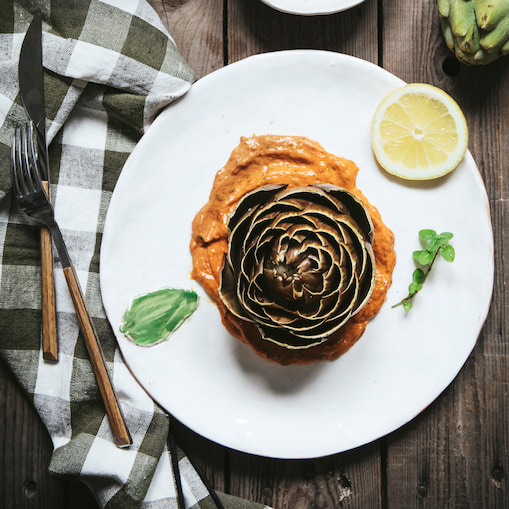 Flores de alcachofa al horno con salsa romesco