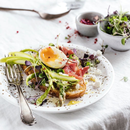 Borraja con espuma de patata y aove con trufa de verano