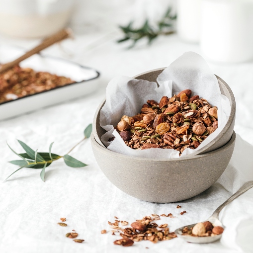 Txokolatezko granola jogurt eta frutarekin