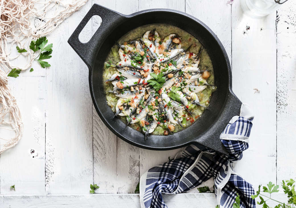 Cazuela de anchoas con ajo y perejil