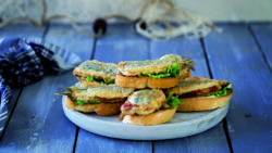 Medallones de pollo con camembert y salteado de espárragos trigueros