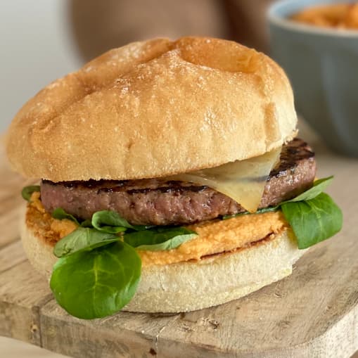 Receta hummus de piquillo con hamburguesa de ternera de navarra y queso idiazabal