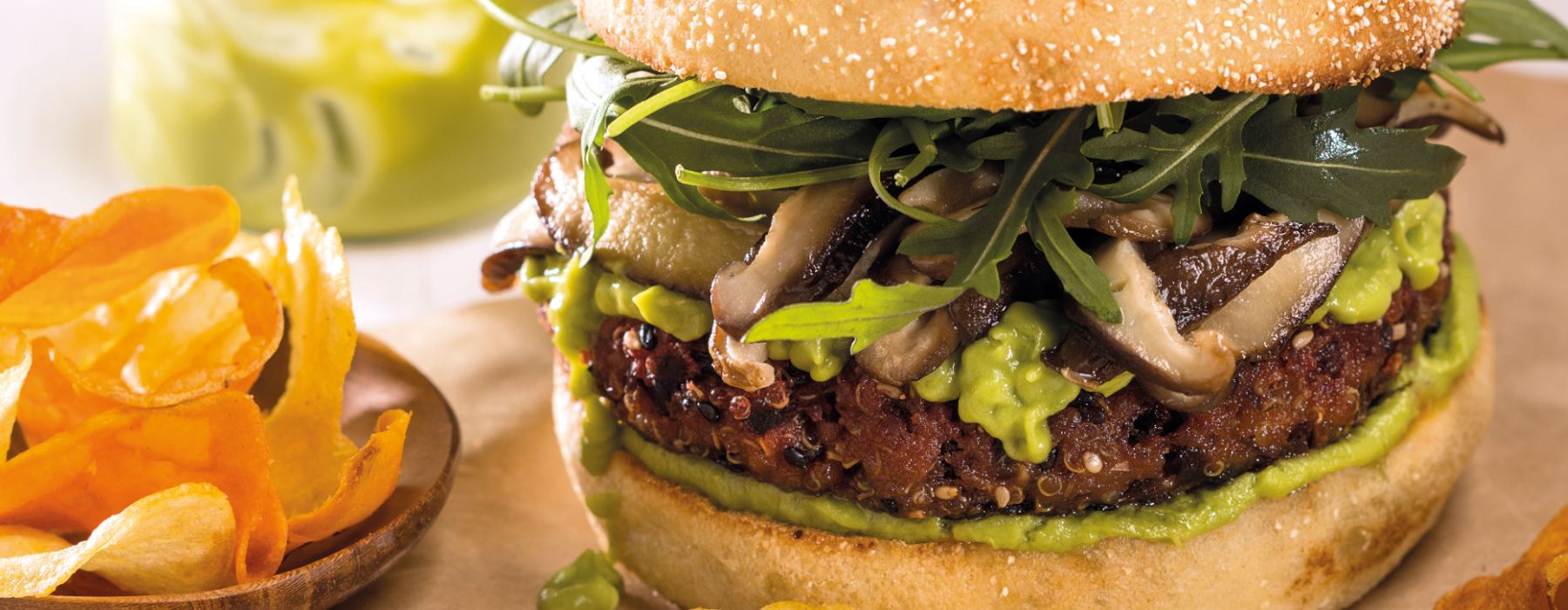 Hamburguesas a la brasa con guacamole y rúcula