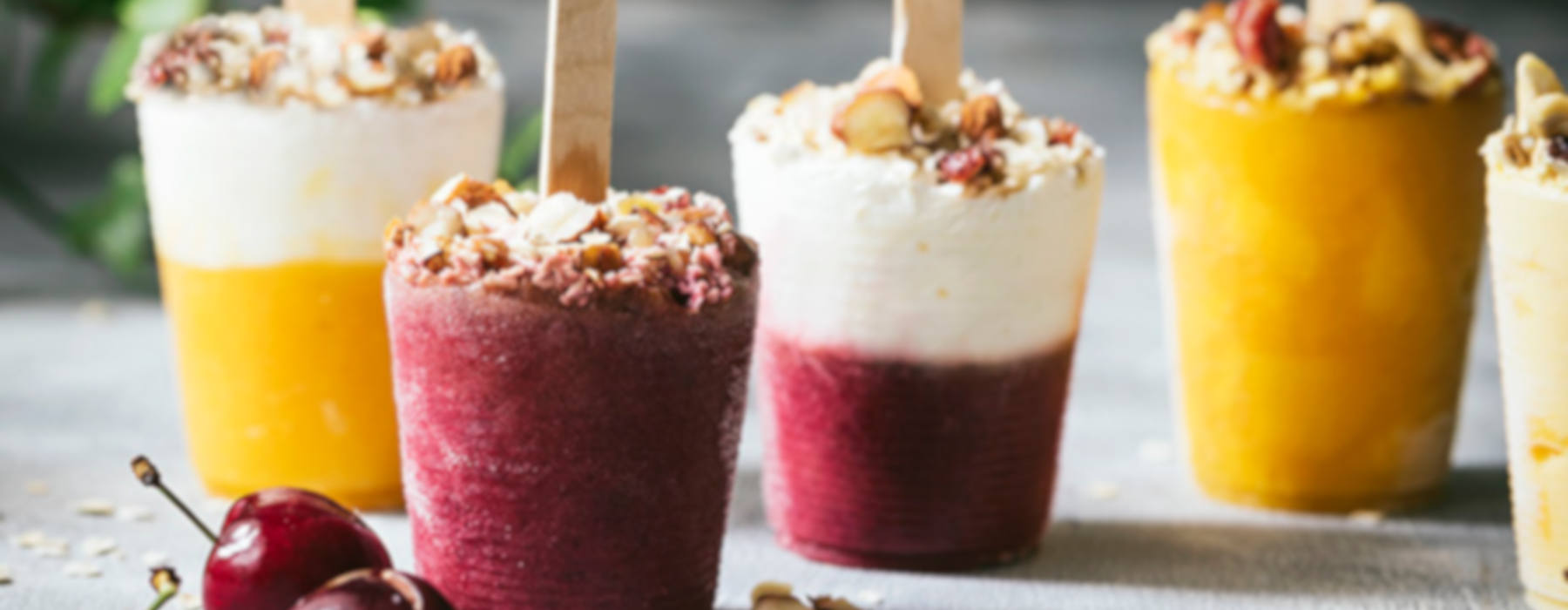 Helados de yogur con cereza, melocotón y mango