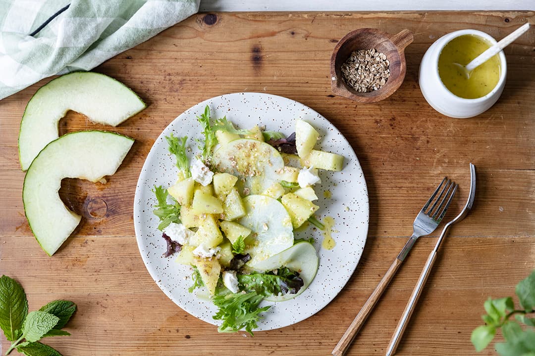 Ensalada verde con champiñones marinados, espinacas y tomate