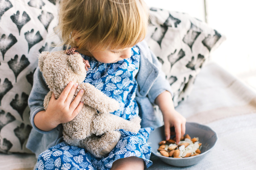 Niña comiendo frutos secos