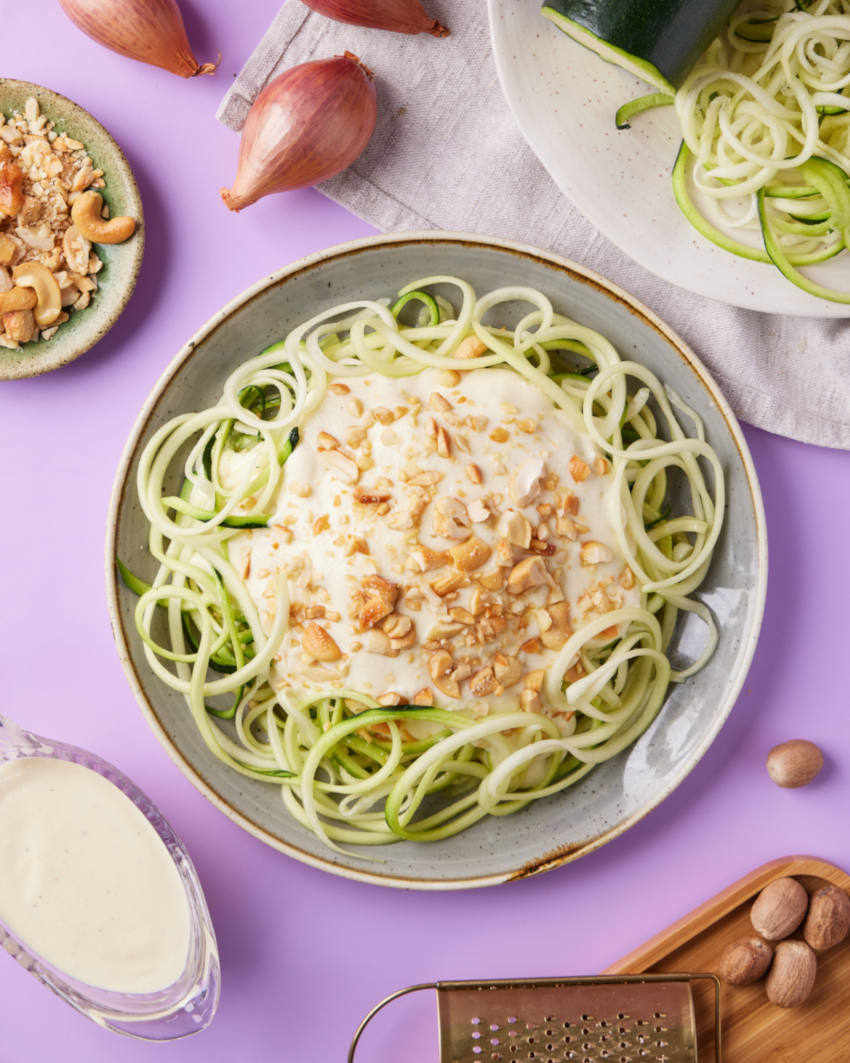 Ensalada de garbanzo, pepino, mango y cebolla roja