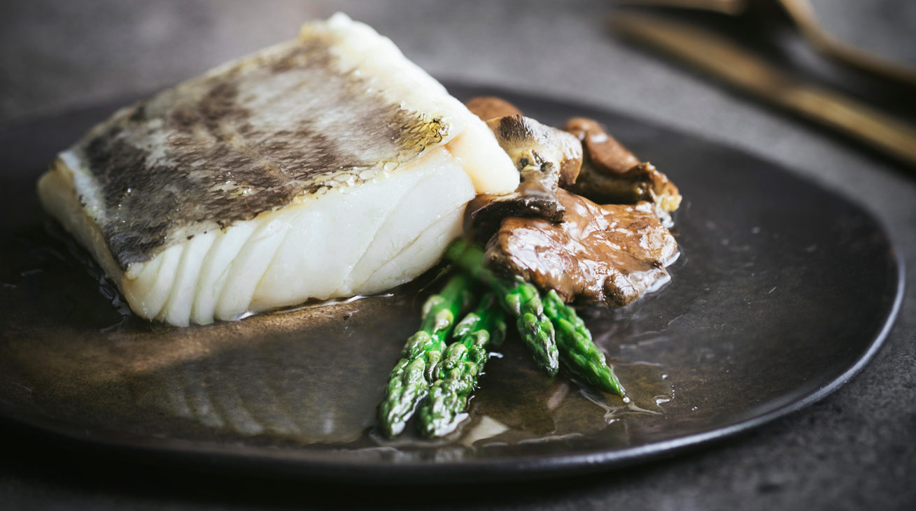 Bacalao a la plancha con boletus y trigueros