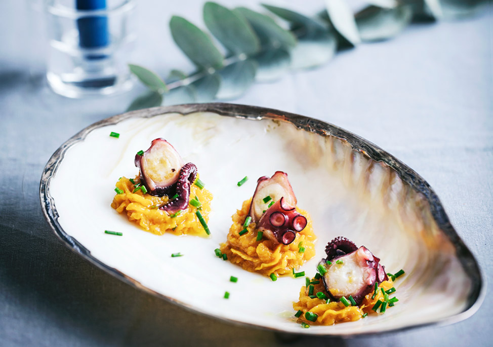 Raviolis de piña rellenos de coco y granizado de limonada