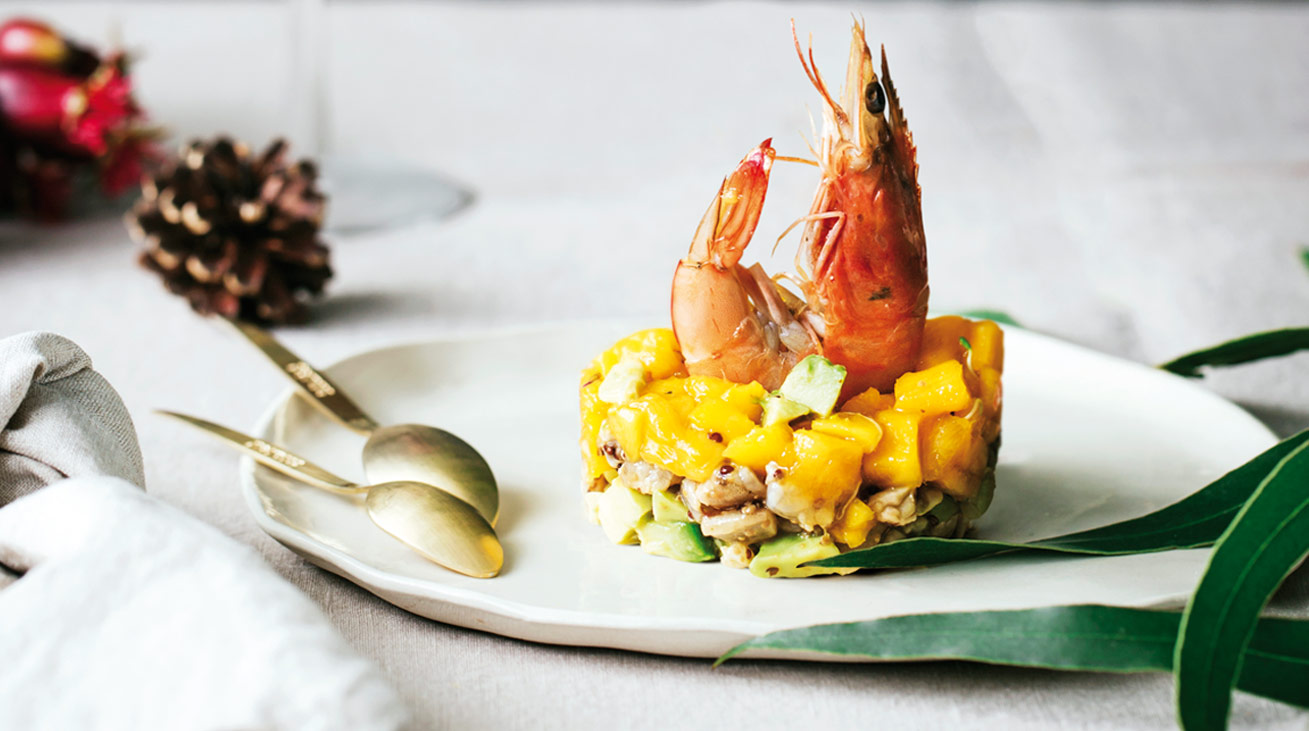 Tartar de langostinos, aguacate y mango con aliño de mostaza