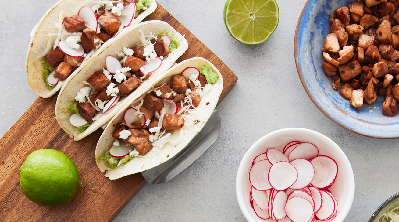 Palitos de pan integral con jamón y espuma de tomate