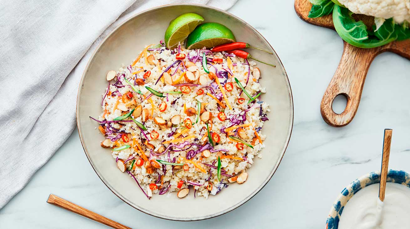 Ensalada de arroz integral con verduras de verano