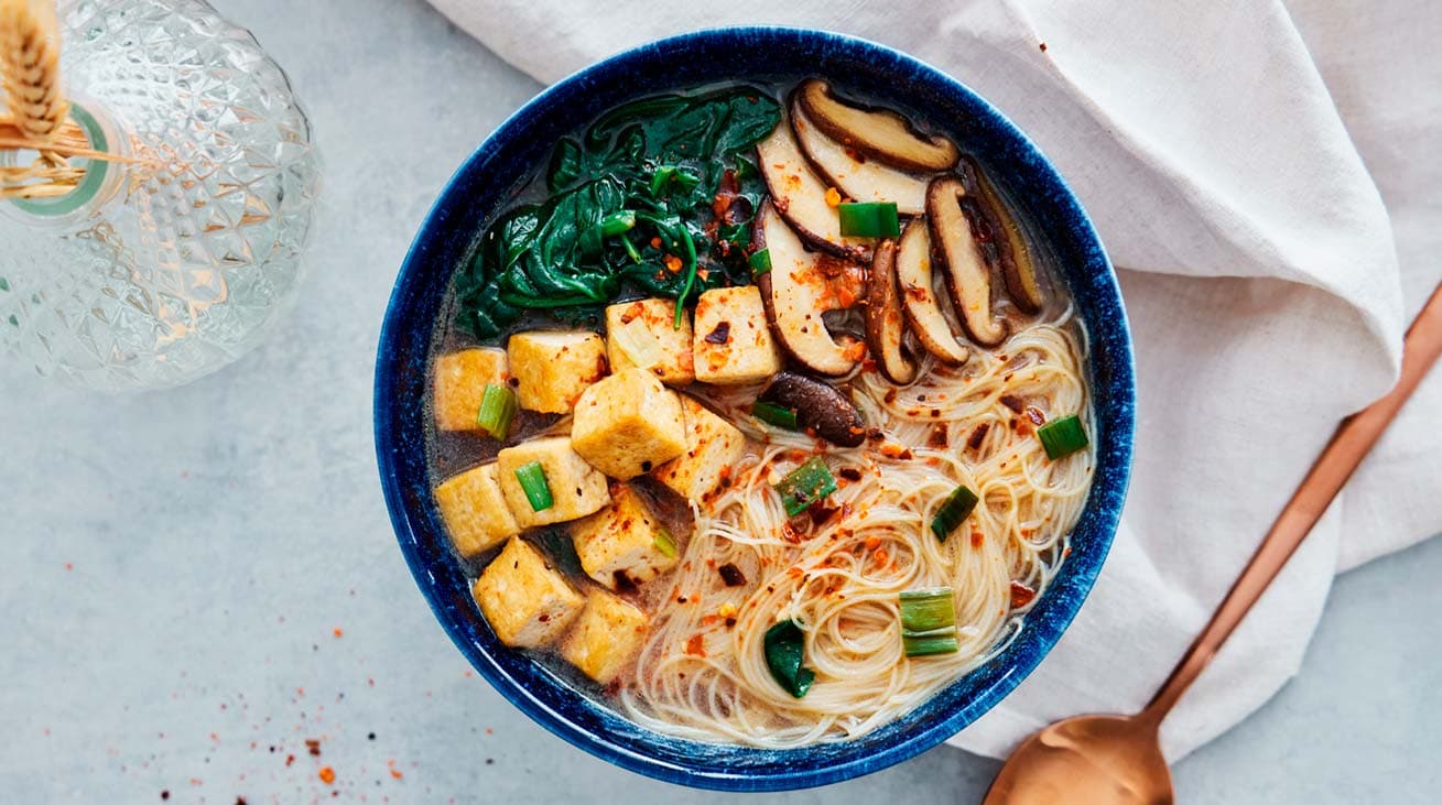 Sopa de fideos de arroz con miso y verdura