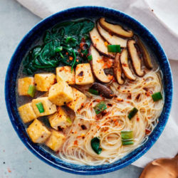 cenas saludables: sopa de fideos de arroz vegana