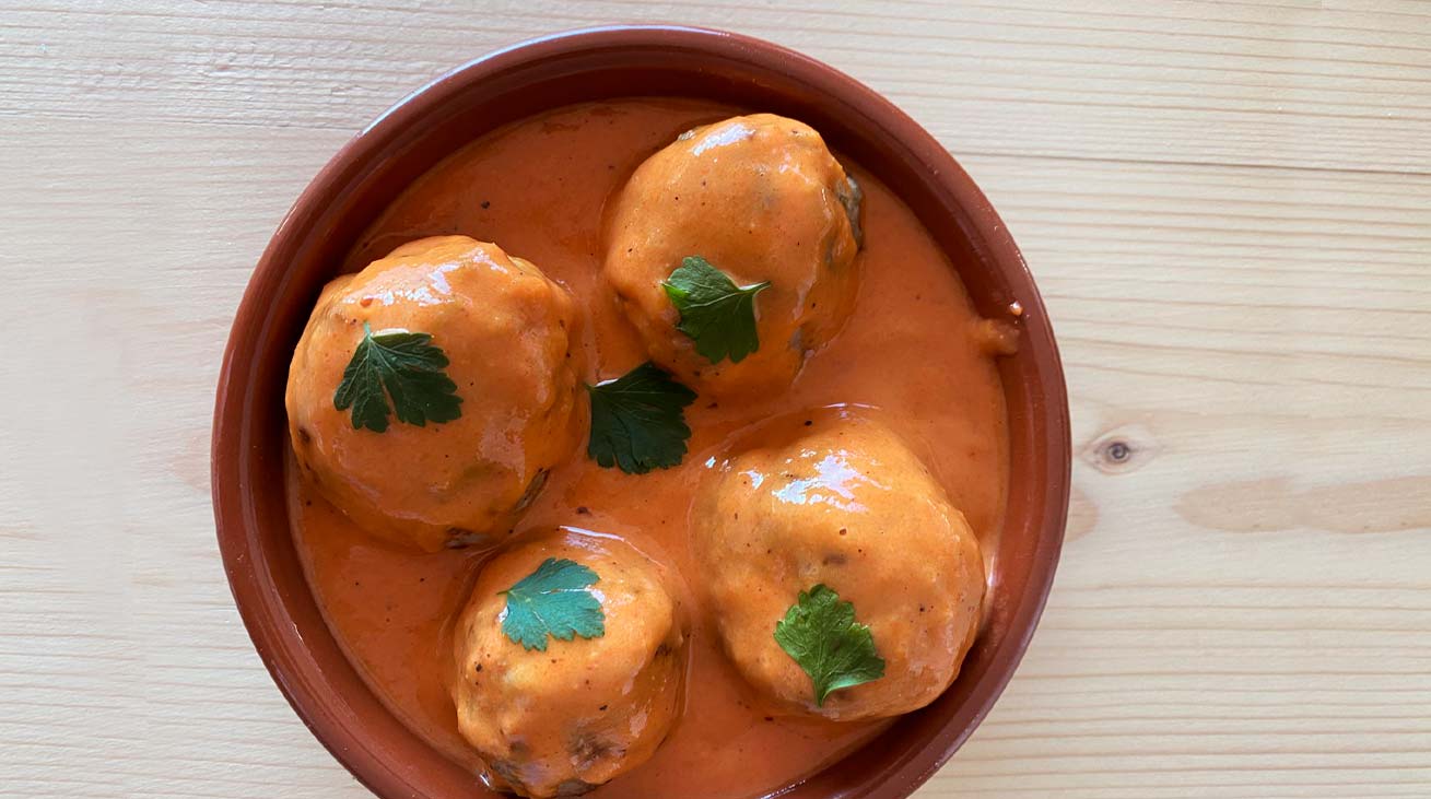 Huevos revueltos con patata cocida y salteada en cayena