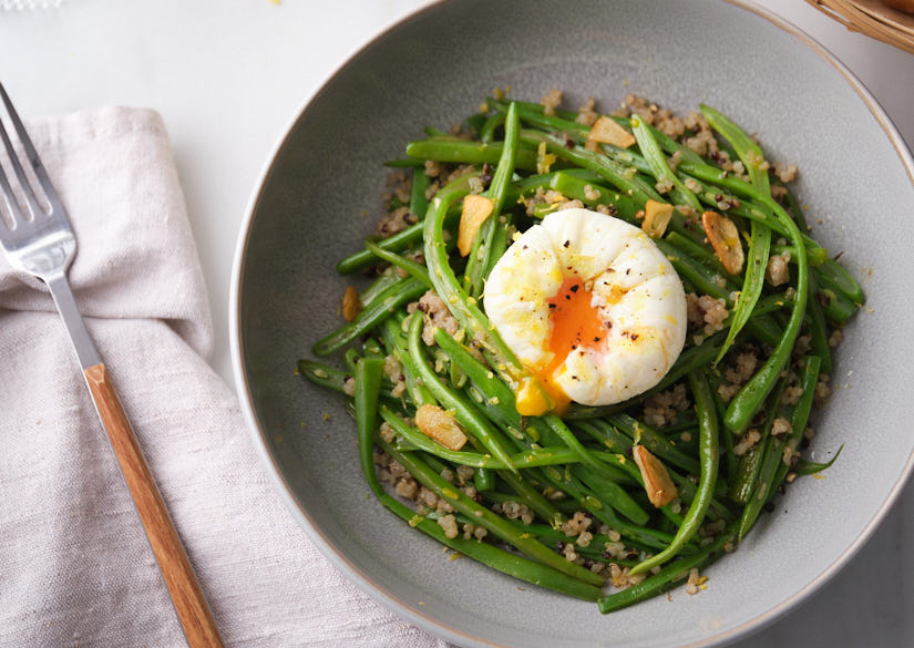 Judías al ajo y limón con quinoa y huevo en flor