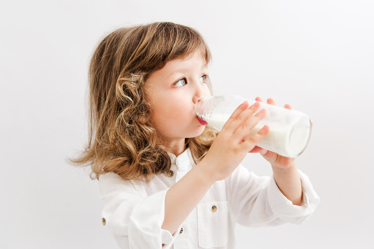 Niña bebiendo leche