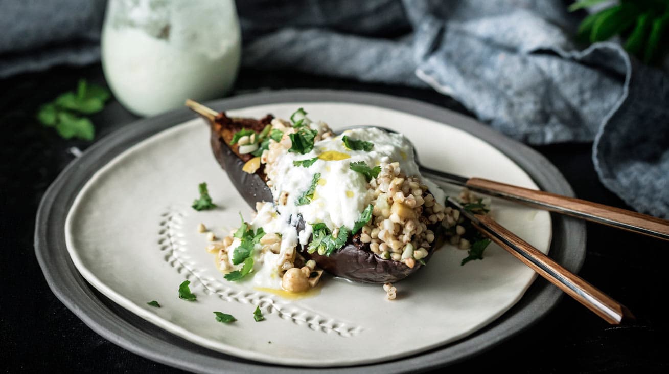 Berenjena asada con bulgur y yogur