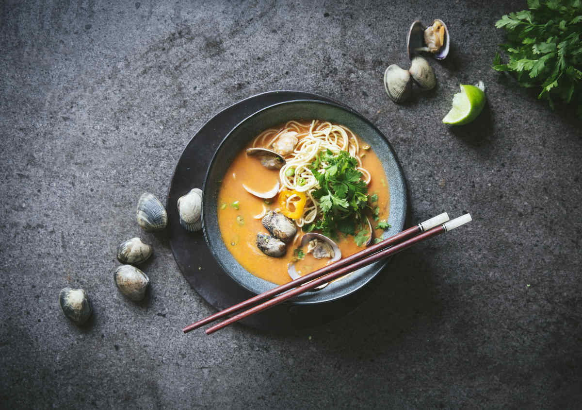 Sopa picante de almejas y noodles