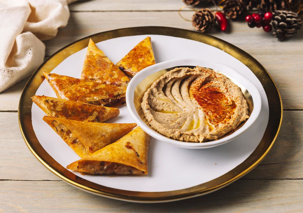 Samosas vegetales con hummus de lentejas