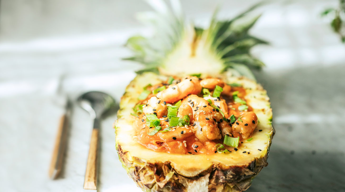 piña rellena de langostinos con salsa agridulce