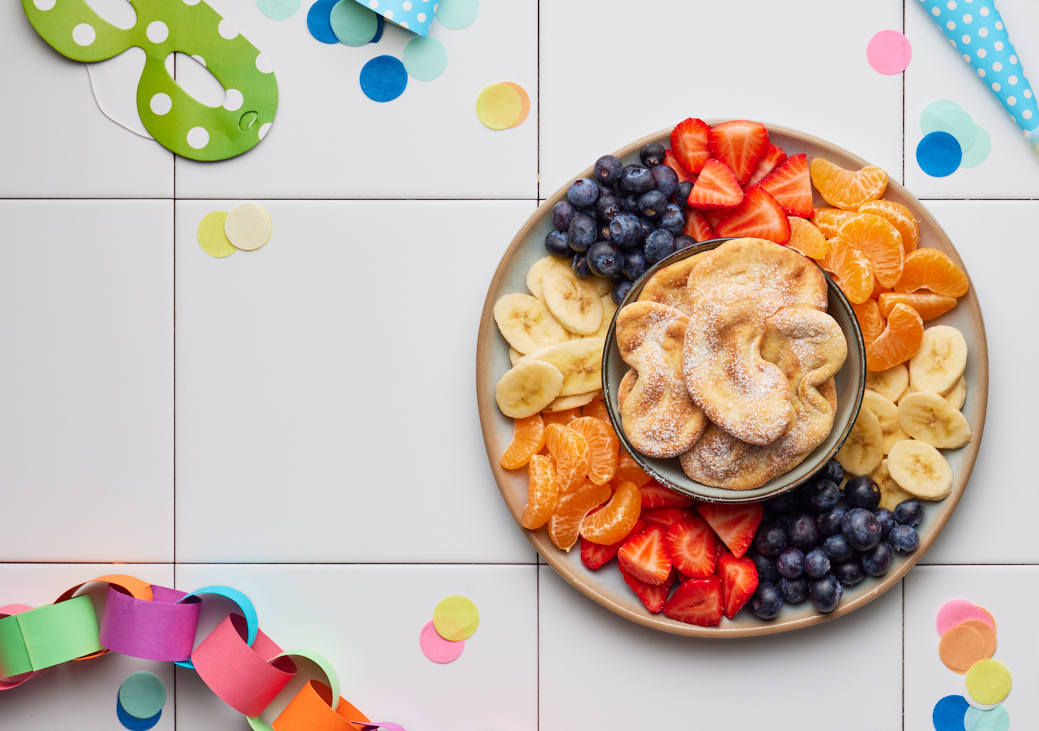 Ensalada de soja, albaricoques, uvas y maíz sobre hojas de rúcula