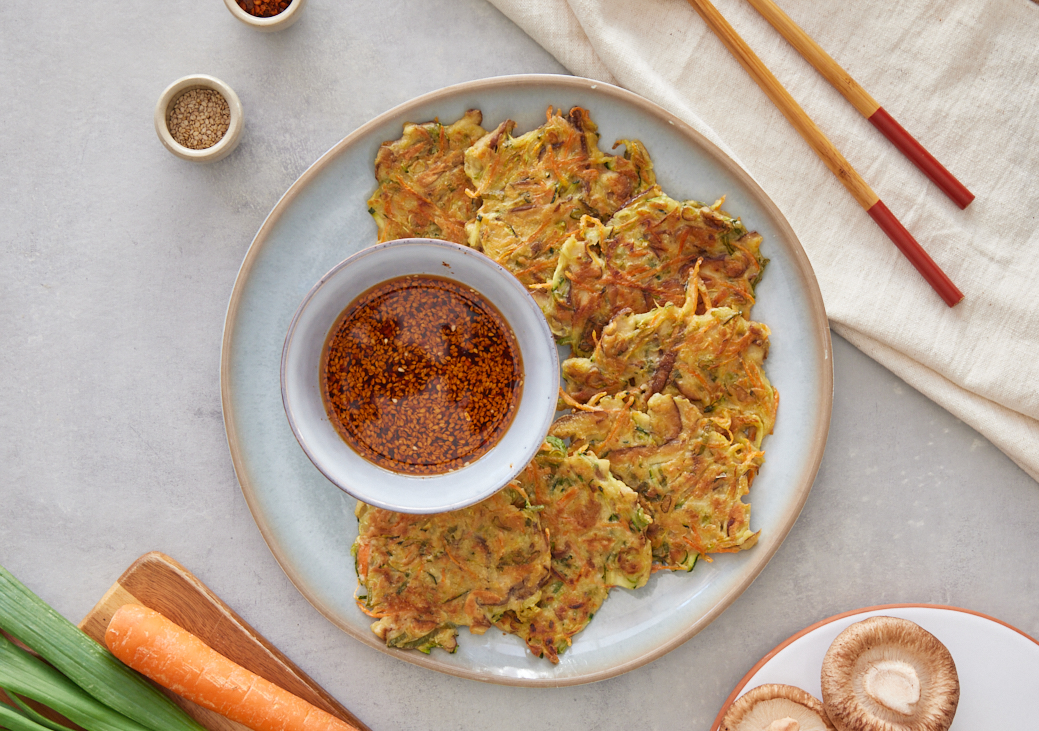 Tortilla de escarola con tomate troceado