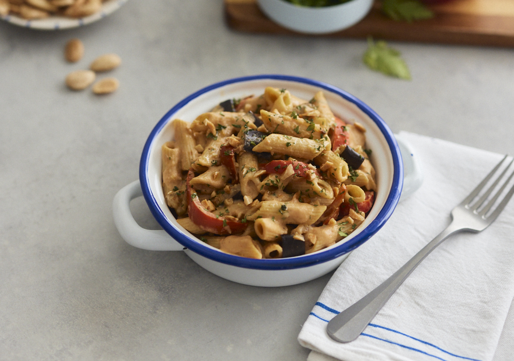 Pasta con berenjena, pimiento asado y ricotta