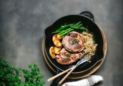 Solomillo de ternera con crema de finas hierbas y champiñones salteados