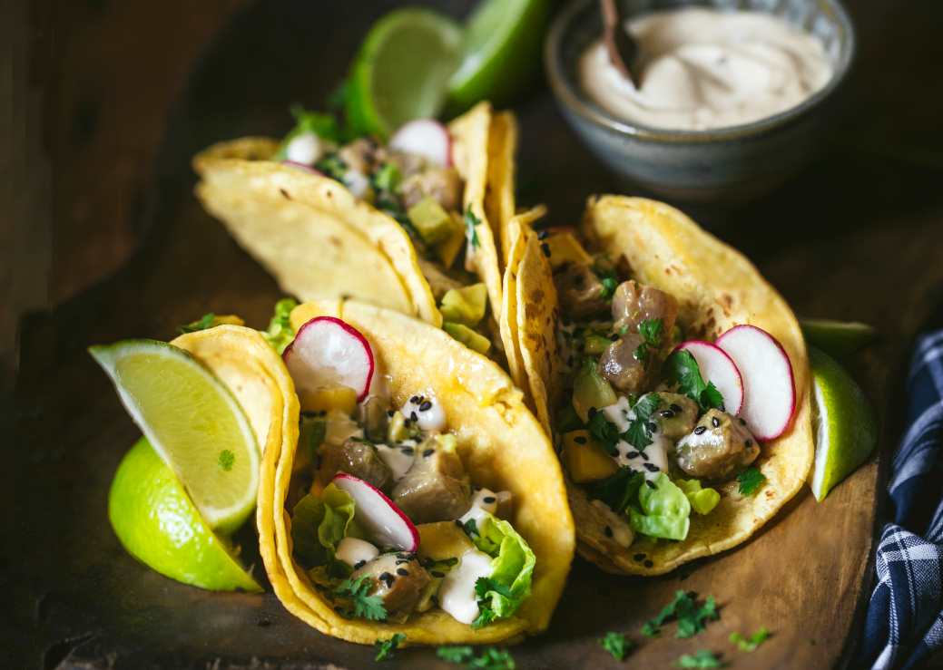 Tacos de bonito marinado con mango y salsa chipotle