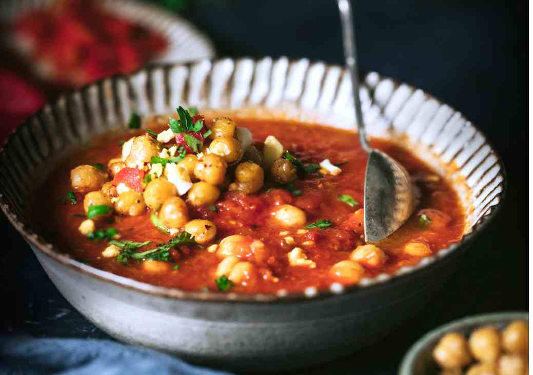 Sopa de pimientos de piquillo con garbanzos especiados