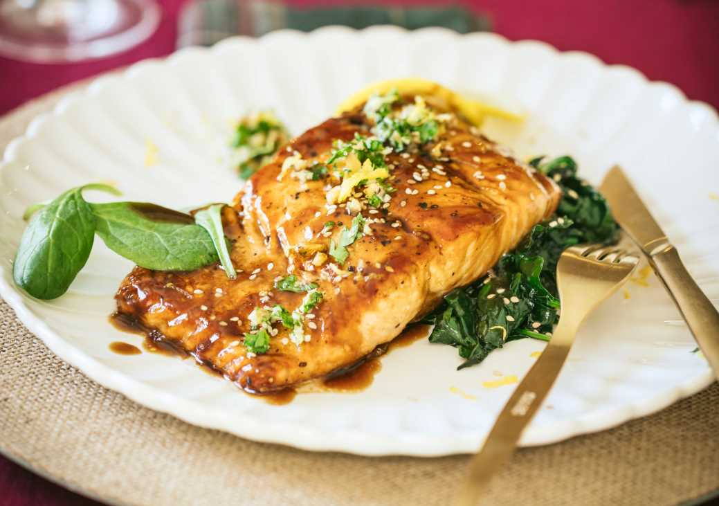 Salmón glaseado con soja y jengribe sobre cama de espinacas