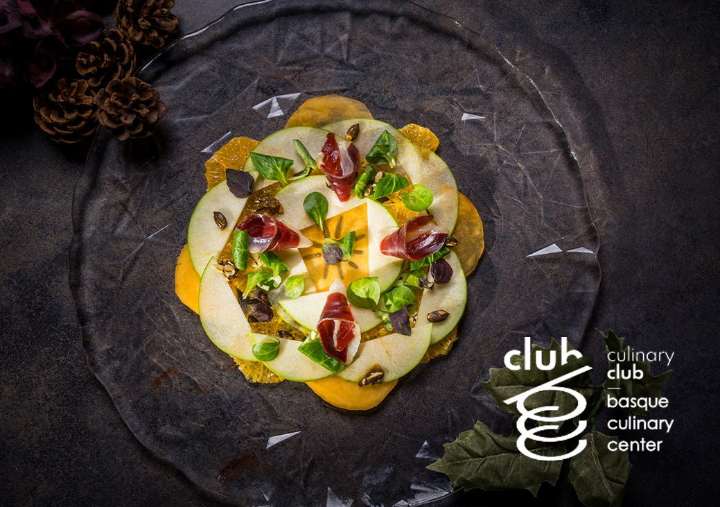 Carpaccio de pera marinada y queso con arena nueces