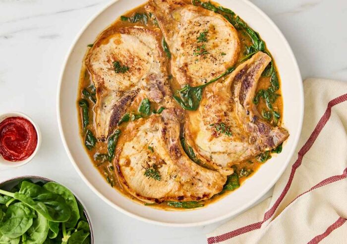 Chuleta de cerdo con salsa de ajos asados