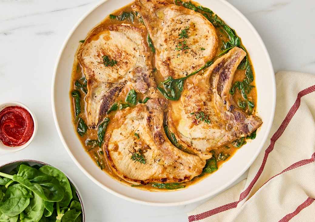 Chuleta de cerdo con salsa de ajos asados