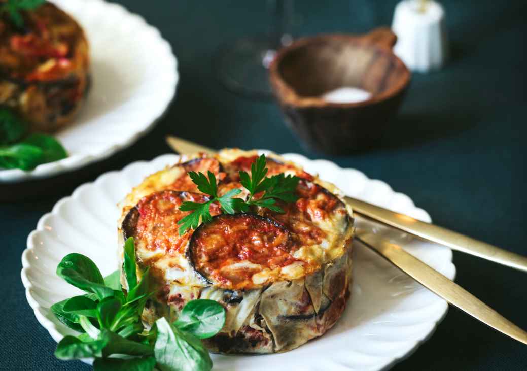 Crepe relleno de frutas frescas y kiwis con yogur