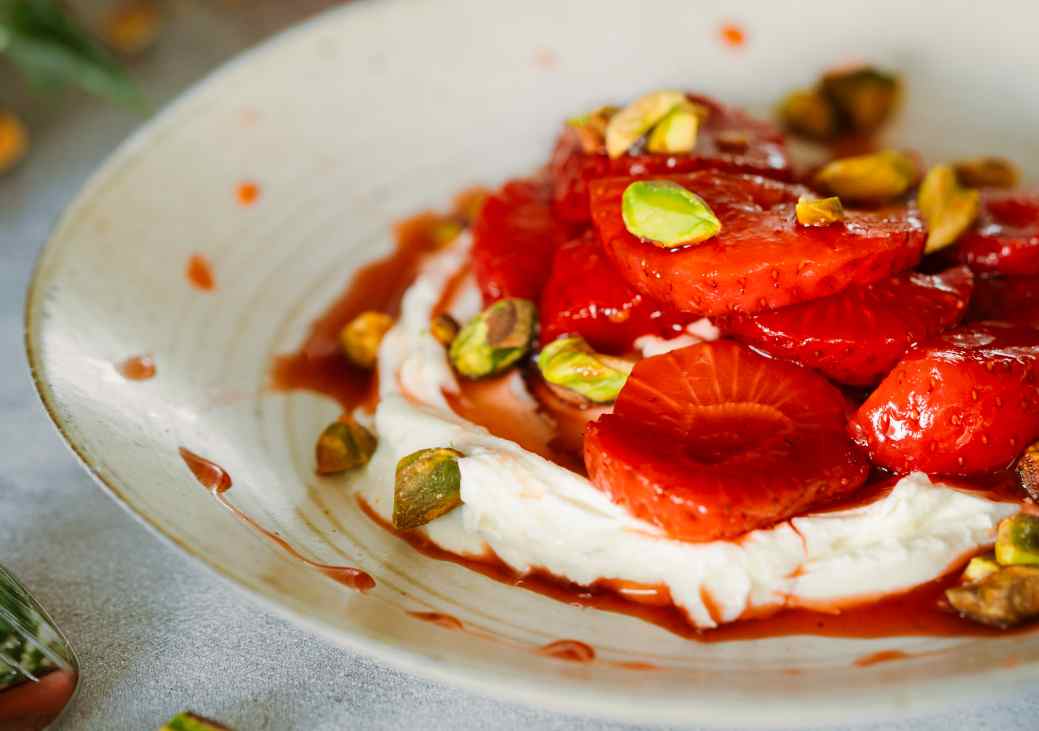 Labenh de fresas asadas con pistachos
