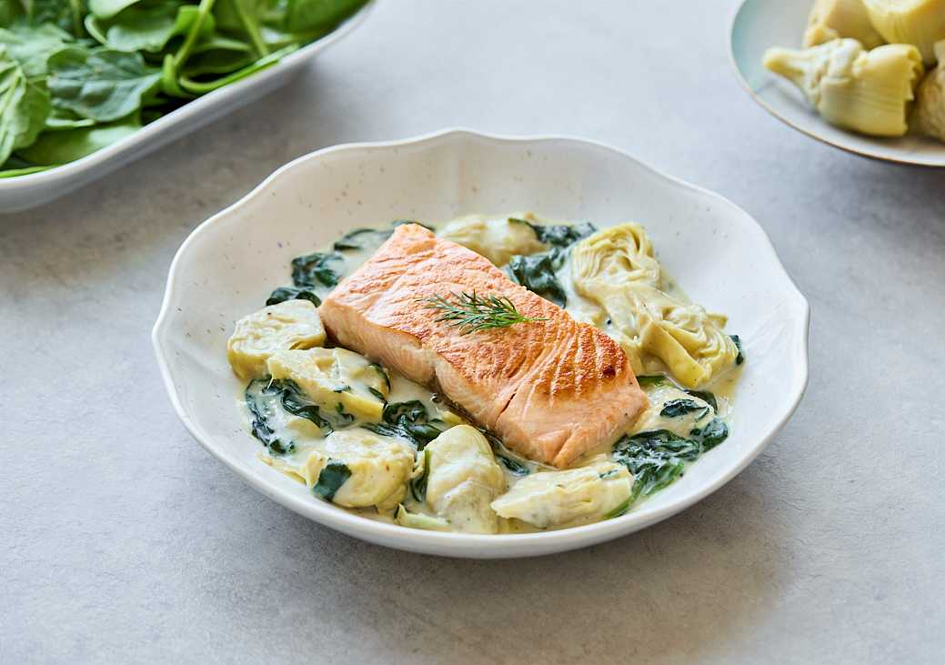 Salmón con alcachofas y espinacas