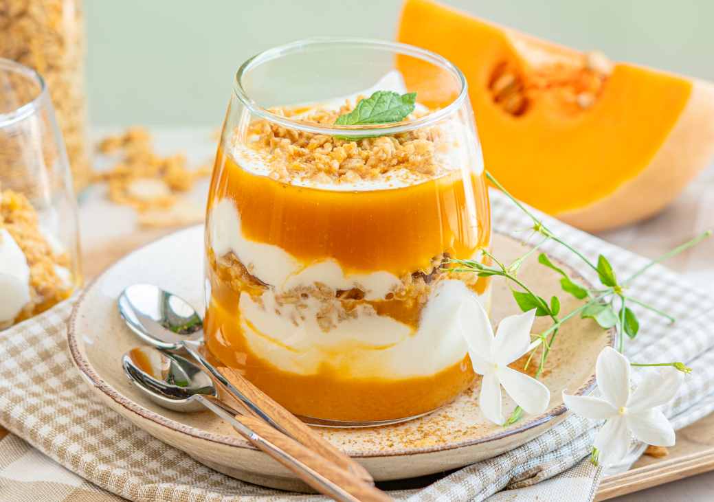 Vasitos de calabaza especiada y queso fresco batido
